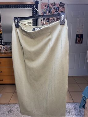 DKNY Olive Pencil Skirt Stretchy elastic waistband for a comfortable fit